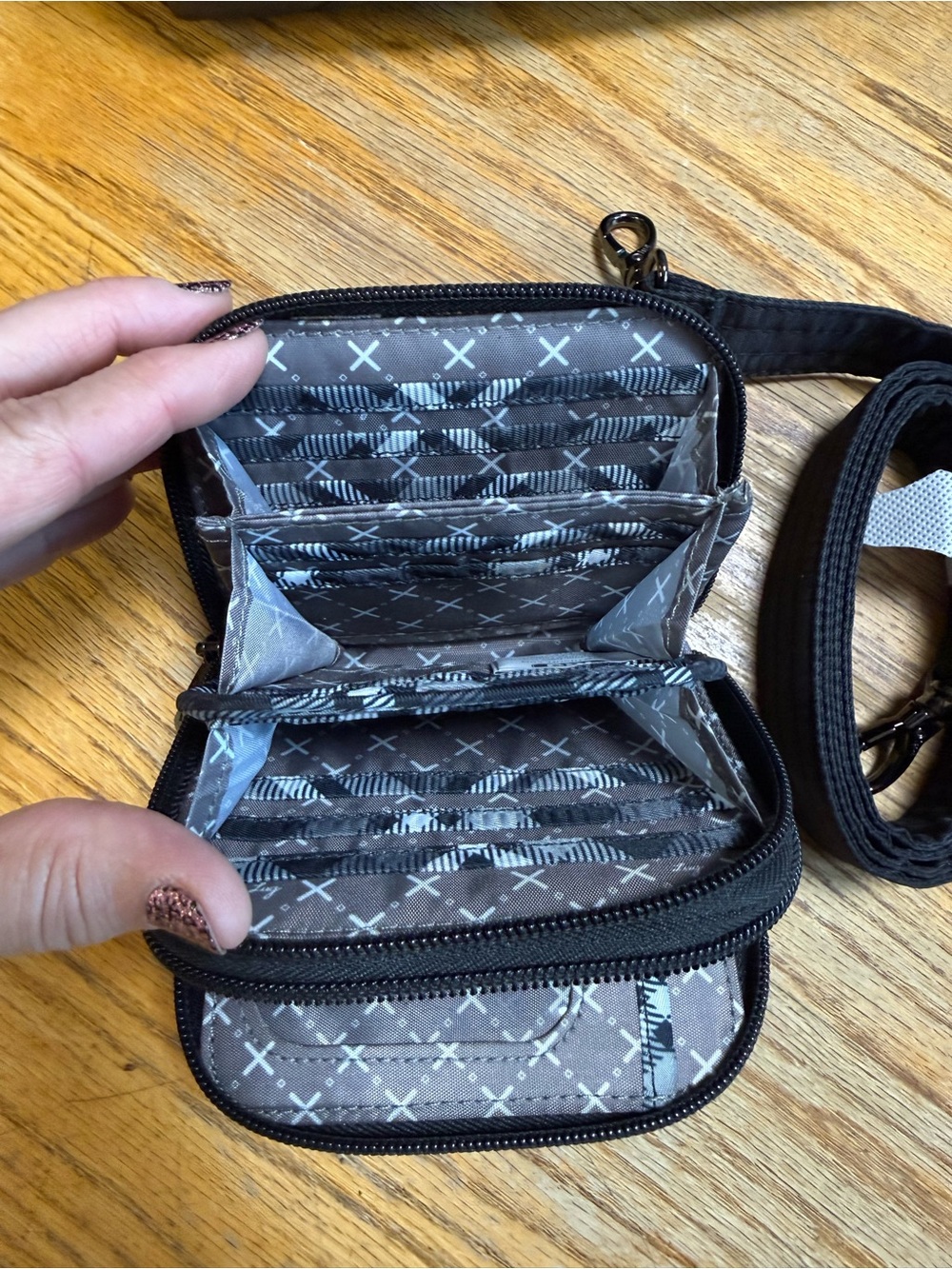 Lug Jitterbug in Metallic Black with Lug Splits Wallet and Crossbody Strap. - Picture 8 of 9